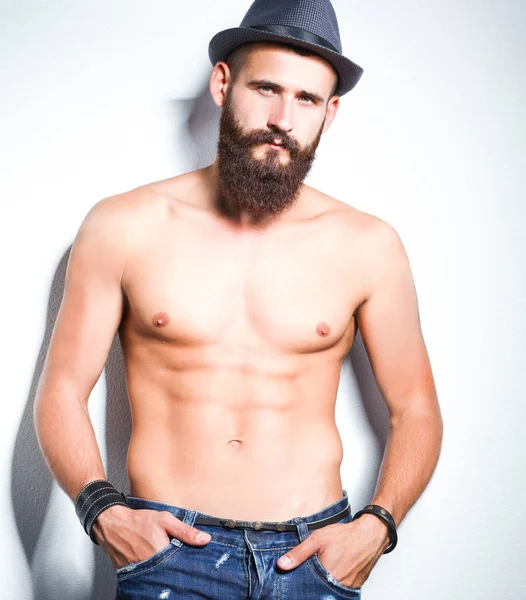 Ayakta, gri arka plan üzerinde izole yakışıklı adam portresi