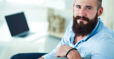 Genç işadamı koltukta oturuyor.