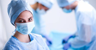 Ekip cerrahı ameliyathanede..