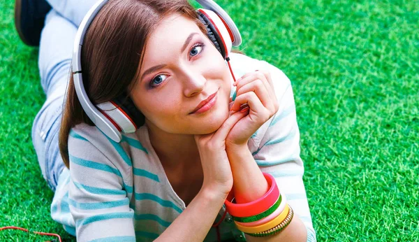 Mujer escuchando la música —  Fotos de Stock