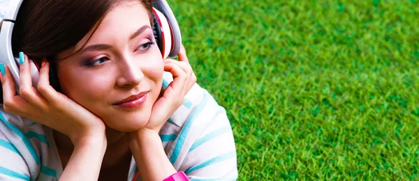 Mujer escuchando la música —  Fotos de Stock