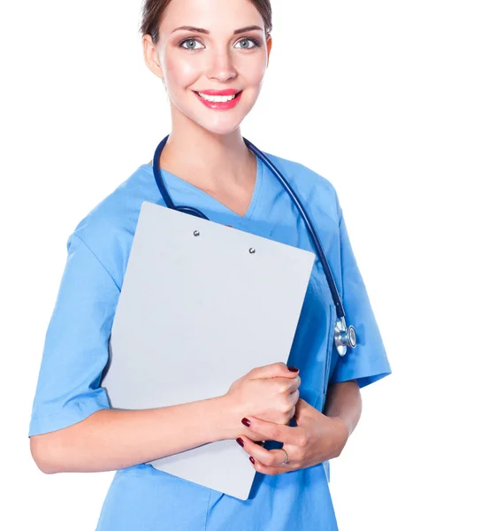 Προσωπογραφία νεαρής γυναίκας γιατρού με λευκό παλτό που στέκεται στο νοσοκομείο — Φωτογραφία Αρχείου
