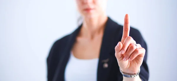 Žena se prstem dotýká imaginární obrazovky — Stock fotografie