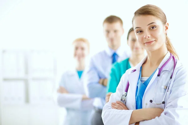 Attraente medico donna di fronte al gruppo medico — Foto Stock