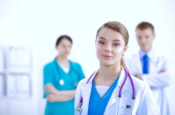 Attraente medico donna di fronte al gruppo medico — Foto Stock