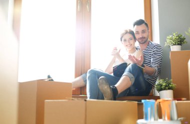 Evde pencere kenarında oturan hareketli çift. Çift