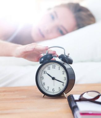 Güzel bir kadın yatağında uzanıyor.