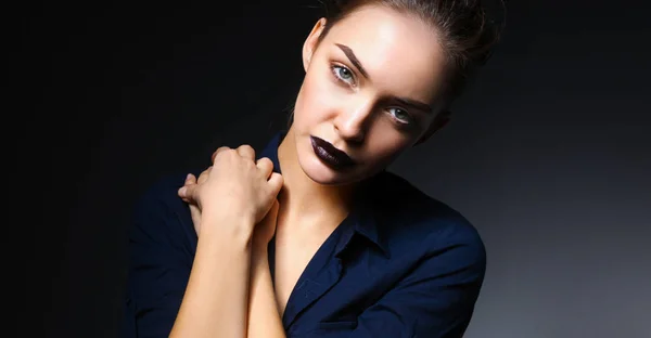 Portrait of beautiful young woman face. Isolated on black background — Stock Photo, Image