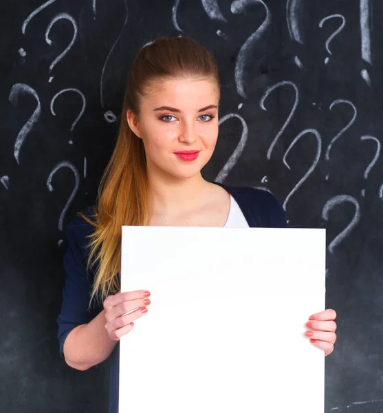 Ung flicka med frågetecken på en grå bakgrund — Stockfoto