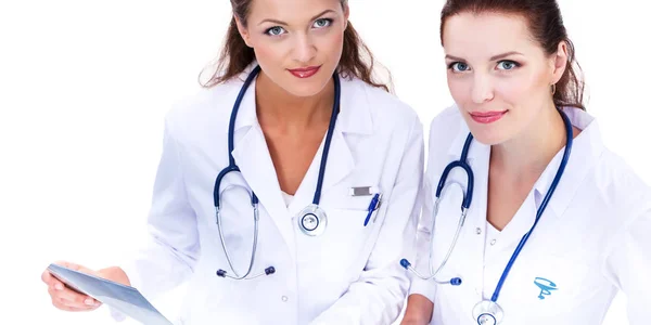Δύο νέα γυναίκα γιατρός, στέκεται στο νοσοκομείο — Φωτογραφία Αρχείου