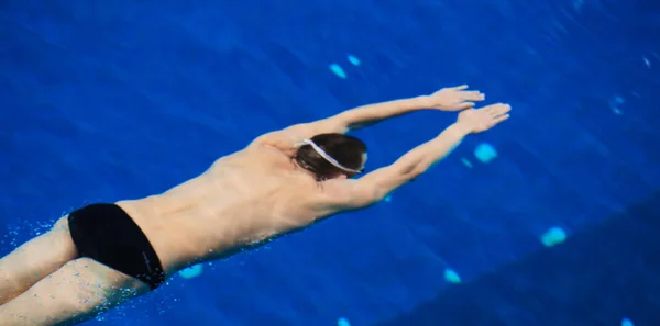 Homem nadador na piscina. Foto subaquática — Fotografia de Stock