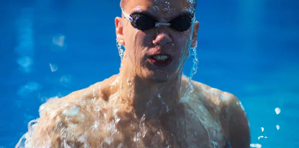 Manlig simmare vid poolen. Undervattensfoto — Stockfoto