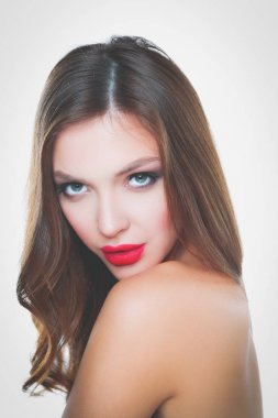 Güzel genç kadın portresi. Beyaz arka plan üzerinde izole. Güzel kadın