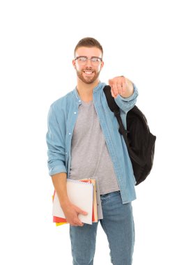 Beyaz arka plan üzerinde izole kitap tutan bir okul çantası ile bir erkek öğrenci. Eğitim olanakları. Üniversite öğrencisi.