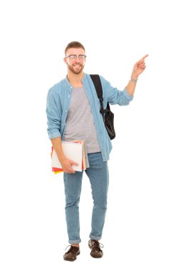 Beyaz arka plan üzerinde izole kitap tutan bir okul çantası ile bir erkek öğrenci. Eğitim olanakları. Üniversite öğrencisi.