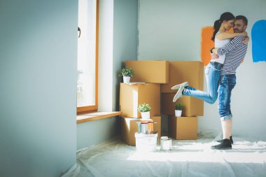 Mutlu genç çift yeni evin içinde hareket. Genç Çift