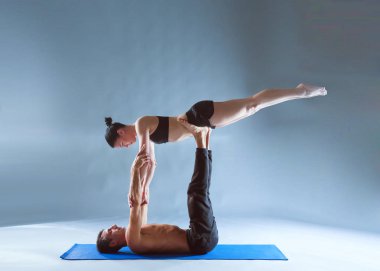 Genç çift Acro yoga mat Studio birlikte uygulamak. Acroyoga. Çift yoga. Ortak yoga.