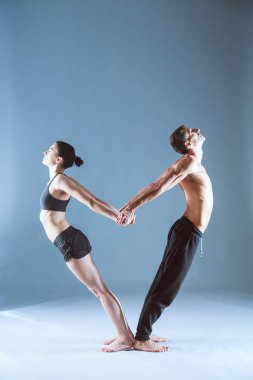 Genç çift Acro yoga mat Studio birlikte uygulamak. Acroyoga. Çift yoga. Ortak yoga.
