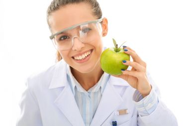 Diş hekimi kadın elinde yeşil elma ve diş fırçası tutuyor. Dişçi doktorlar. Kadın doktorlar