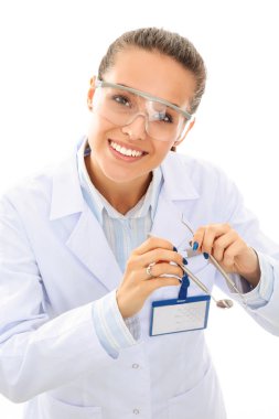 Güzel bir dişçi kadın doktor beyaz arka planda izole edilmiş diş fırçasını tutuyor. Dişçi doktor.