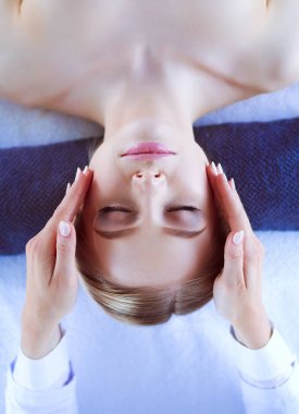 Masaj masasında uzanmış gözleri kapalı rahatlayan genç bir kadın. - Kadın. Spa salonu