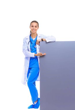 Boş reklam panosu olan bir kadın doktor. Kadın doktor