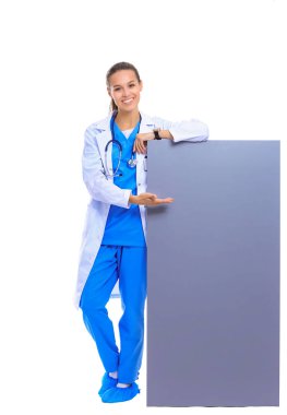 Boş reklam panosu olan bir kadın doktor. Kadın doktor