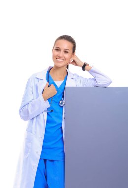 Boş reklam panosu olan bir kadın doktor. Kadın doktor