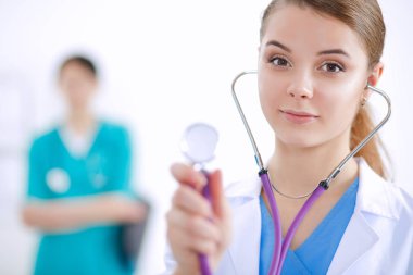 Tıp grubunun önünde çekici bir kadın doktor.