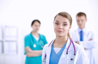 Tıp grubunun önünde çekici bir kadın doktor.