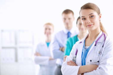 Tıp grubunun önünde çekici bir kadın doktor.