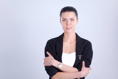 ayakta, gri arka plan üzerinde izole genç kadın