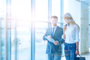 bir iş merkezi koridorda yürürken iş adamları