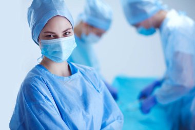 Ekip cerrahı ameliyathanede.