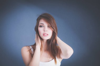 güzel bir genç kadın yüzü portresi. Beyaz arka plan üzerinde izole