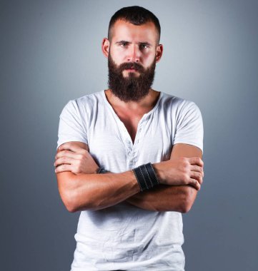 Ayakta, gri arka plan üzerinde izole yakışıklı adam portresi