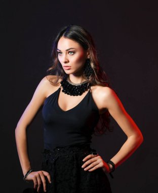 kolye ile güzel bir kadın portresi