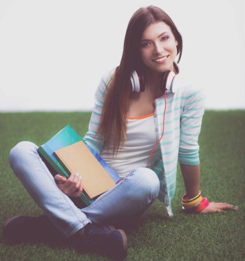 kadının okuma kitabı yeşil çimenlerin üzerinde oturur