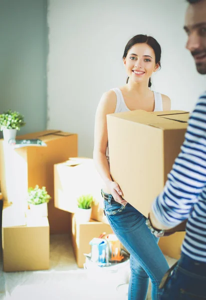 Glückliches junges Paar beim Auspacken oder Packen von Kartons und beim Einzug in ein neues Zuhause. junges Paar — Stockfoto