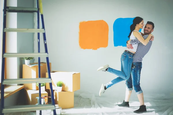 Happy young couple moving in new house. young couple — Stock Photo, Image