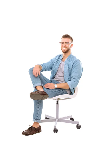 젊은이 흰 배경에 고립의 자에 앉아. Startupper입니다. 젊은 기업. — 스톡 사진