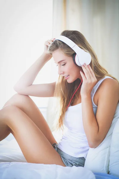 Πορτρέτο του όμορφη γυναίκα στην ακούγοντας μουσική το πρωί κάθεστε στο κρεβάτι στο σπίτι. Πορτρέτο του όμορφη γυναίκα — Φωτογραφία Αρχείου