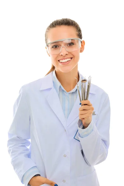Vacker kvinnlig tandläkare håller och visar en tandborste isolerad på en vit bakgrund. Tandläkare — Stockfoto
