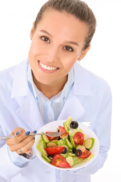 Retrato de una hermosa doctora sosteniendo un plato con verduras frescas. Mujeres doctores. —  Fotos de Stock