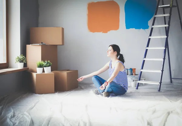 Vrouw in een nieuw huis met kartonnen dozen. Vrouw in huis.. — Stockfoto