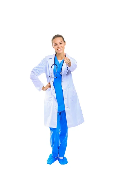 Schöne junge Frau im weißen Mantel posiert mit der Hand in der Tasche. Ärztin — Stockfoto