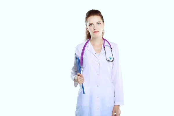 Mooie jonge vrouw in witte jas poserend met de hand in de zak. Vrouwelijke dokter — Stockfoto