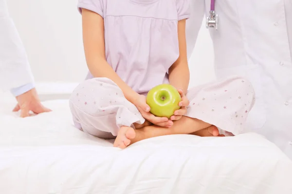 子供と医療の概念-女医は女の子にリンゴを与える — ストック写真