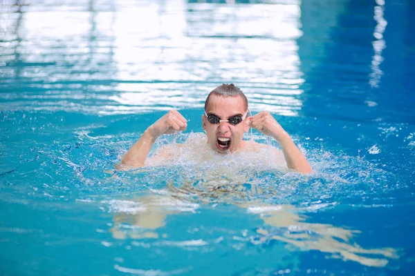 Nuotatore maschile in piscina. Foto subacquea — Foto Stock