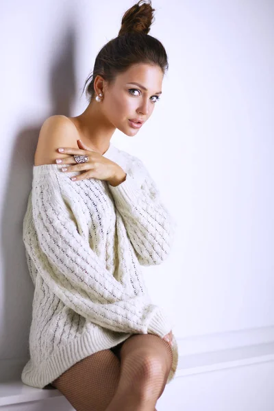 Retrato de una linda mujer en suéter en casa — Foto de Stock